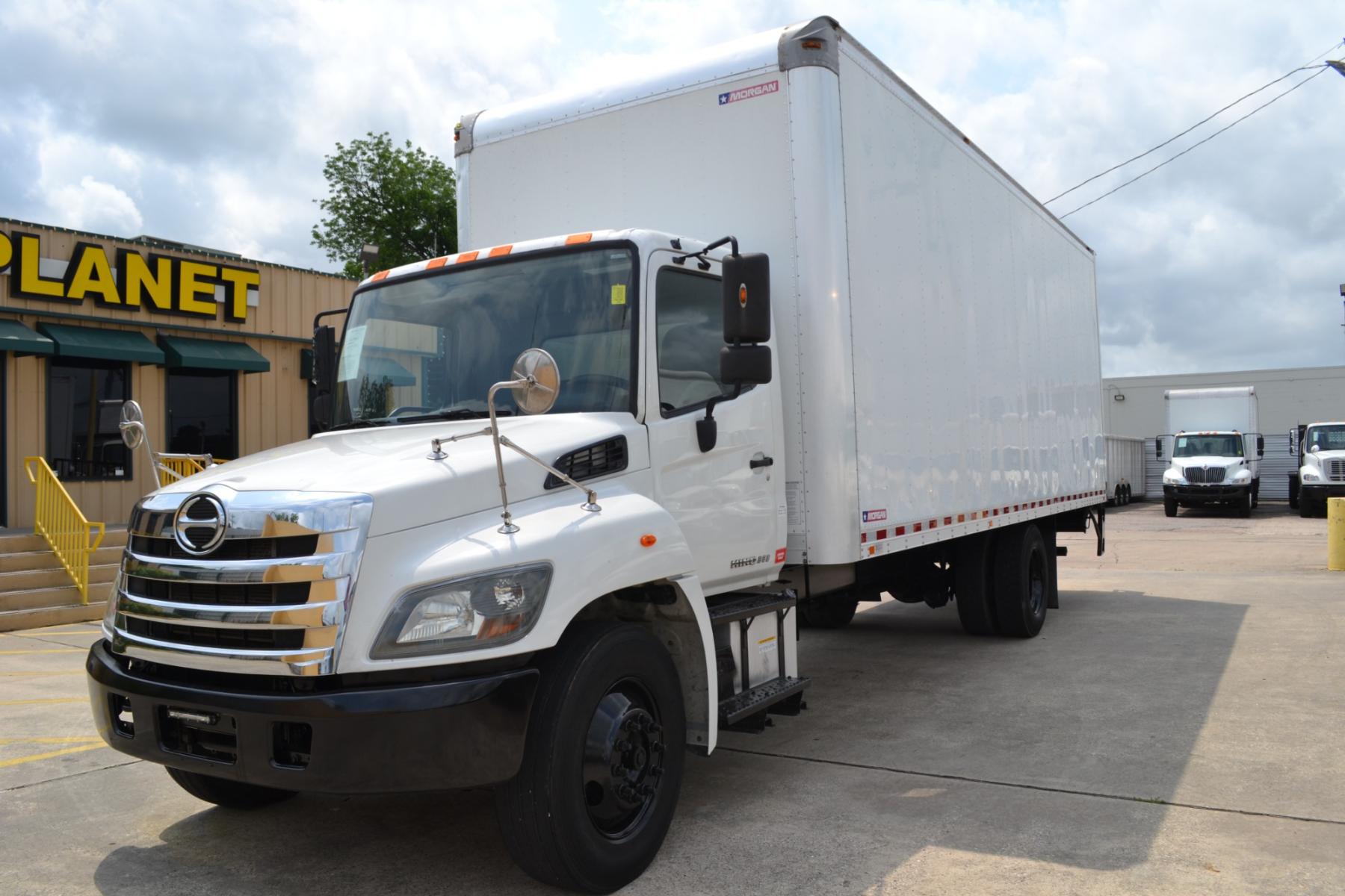 2016 WHITE /BLACK HINO 268 with an JO8E-VC 7.7L 220HP engine, ALLISON 2500RDS AUTOMATIC transmission, located at 9172 North Fwy, Houston, TX, 77037, (713) 910-6868, 29.887470, -95.411903 - 25,950LB GVWR NON CDL, MORGAN 26FT BOX, 109" X102", MAXON 3,300LB CAPACITY STEEL LIFT GATE, DUAL 50 GALLON FUEL TANKS, POWER WINDOWS, LOCKS, & MIRROS - Photo #0